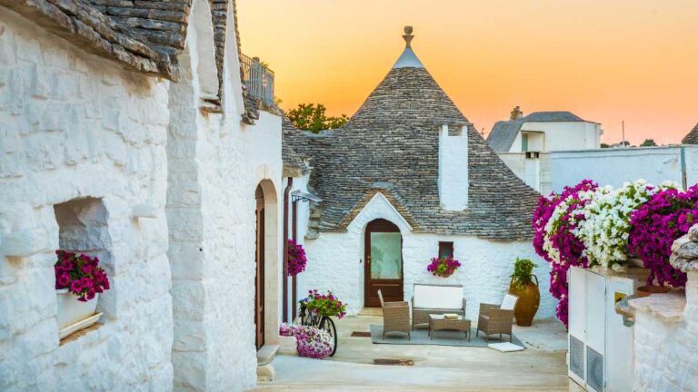 Trulli, dammusi e bagli: ecco dove dormire in alloggi tipici in Italia