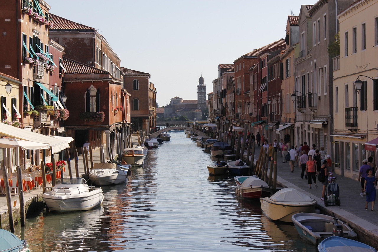 Veneziani che condividono consigli per visitare Venezia senza spendere troppo.
