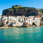 Aereo in volo sopra il mare, rappresenta i voli per Maratea.