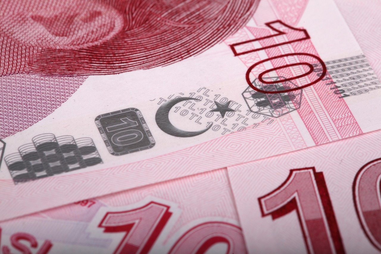 Banconota in primo piano con data di dismissione, simbolo di cambiamento nel sistema di pagamento.