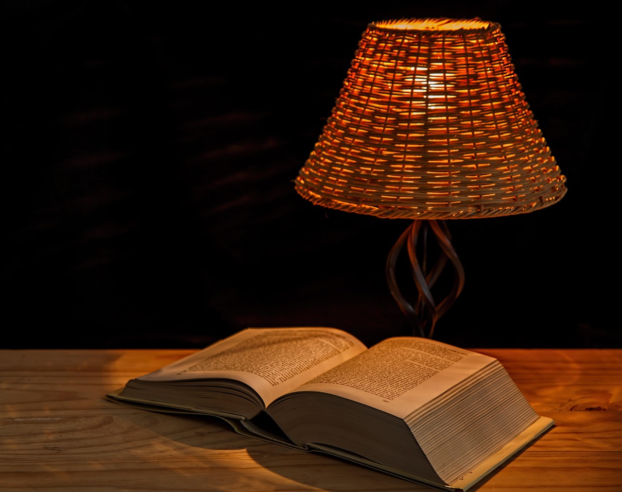 Frasi buonanotte ispiratrici con sfondo serale e stelle brillanti.