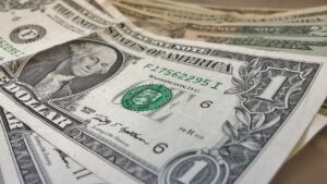 Alcune banconote da un dollaro cambiano valore per il seriale