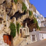 Borgo del Sannio con grotta sottostante, vista panoramica della struttura architettonica.