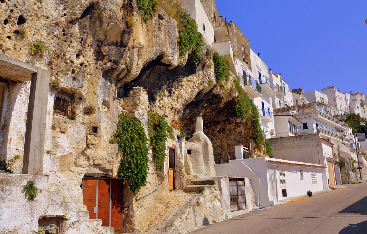 Borgo del Sannio con grotta sottostante, vista panoramica della struttura architettonica.