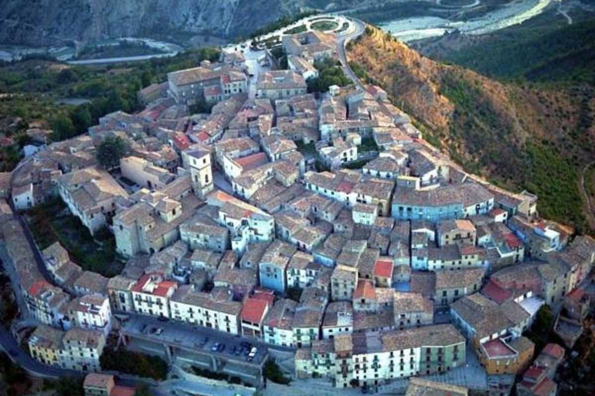 Borgo in Abruzzo con layout a spirale, unica pianta urbana in Italia.