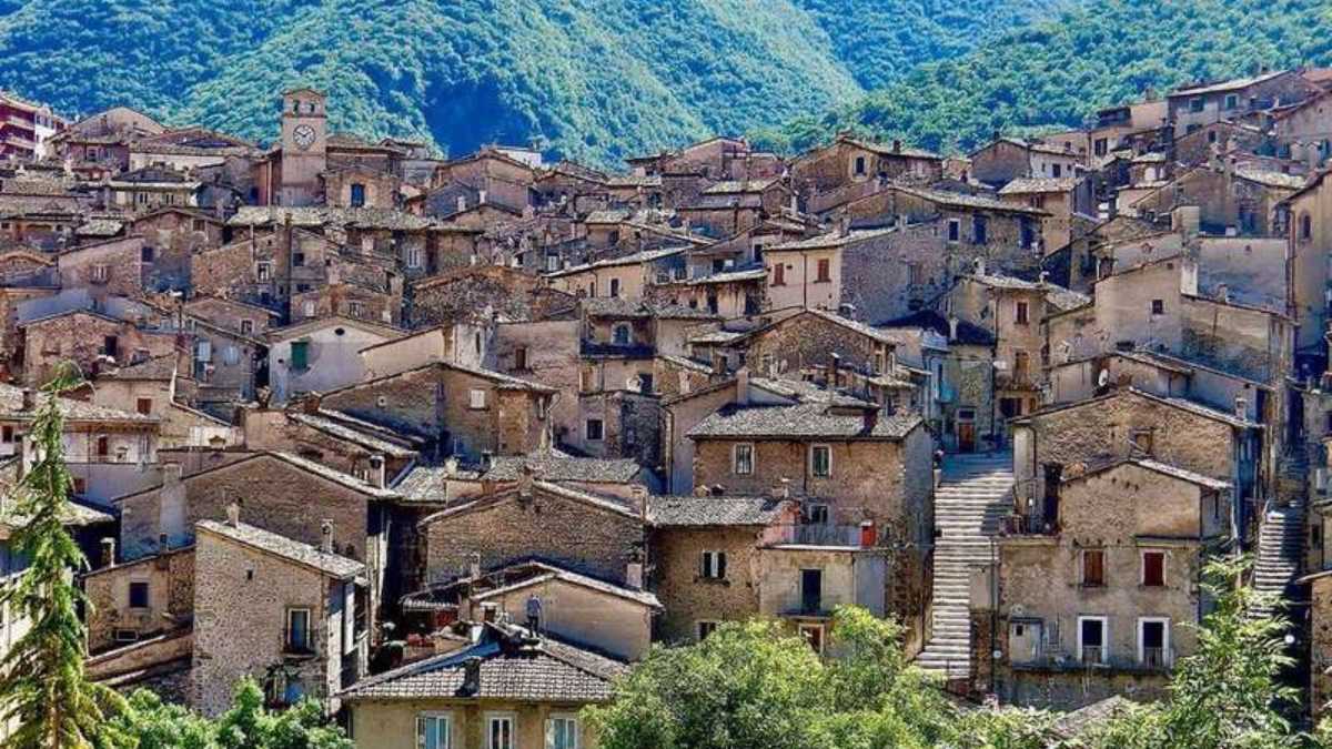 Vista aerea del borgo toscano a forma di scacchiera, evidenziando l'originale disposizione delle strade.