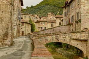 Borgo in Umbria diviso a metà da un torrente: l'unico ponte è una passerella di legno