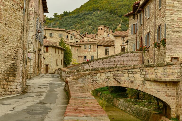Borgo in Umbria diviso a metà da un torrente: l'unico ponte è una passerella di legno