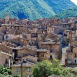 Borgo italiano con torre pendente, inclinata di quasi 5 gradi più della Torre di Pisa.