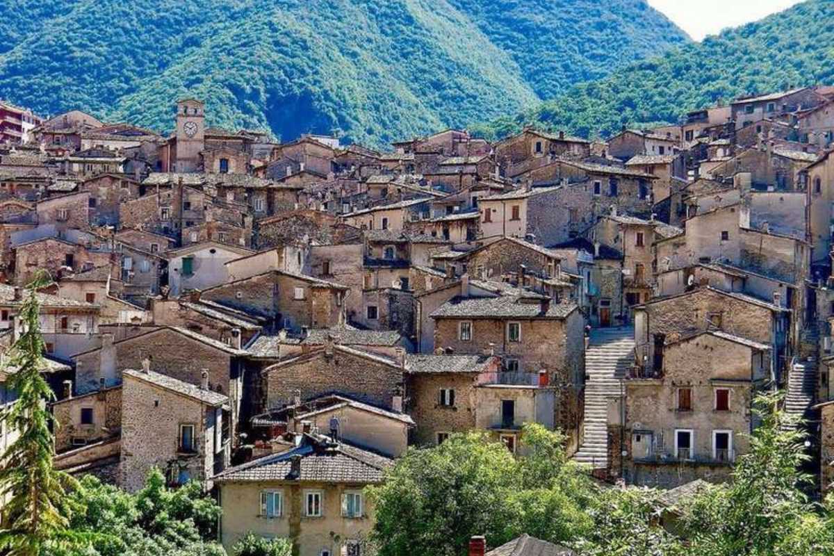 Borgo italiano con torre pendente, inclinata di quasi 5 gradi più della Torre di Pisa.