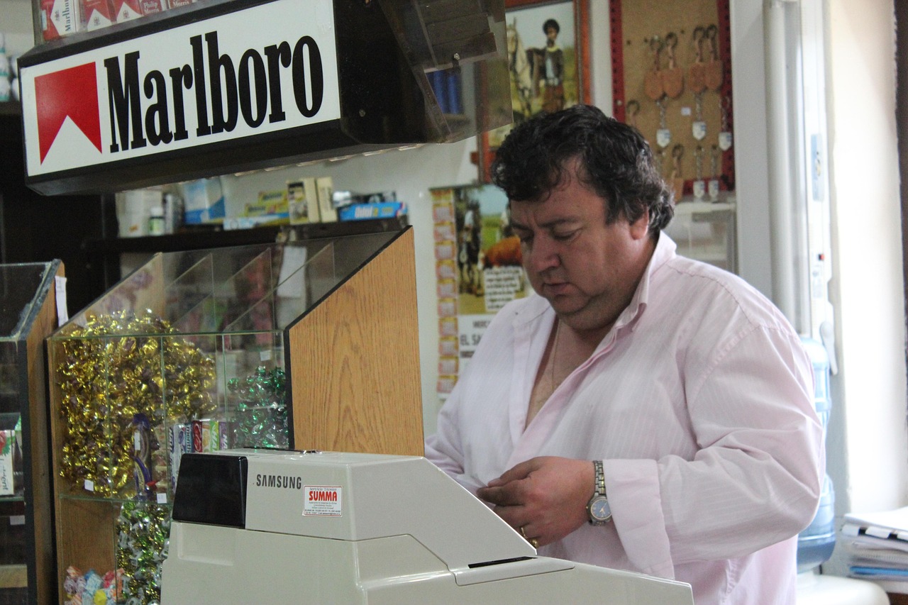 Proprietario del Tabacchi mostra il segreto per vincere ai Gratta e Vinci.