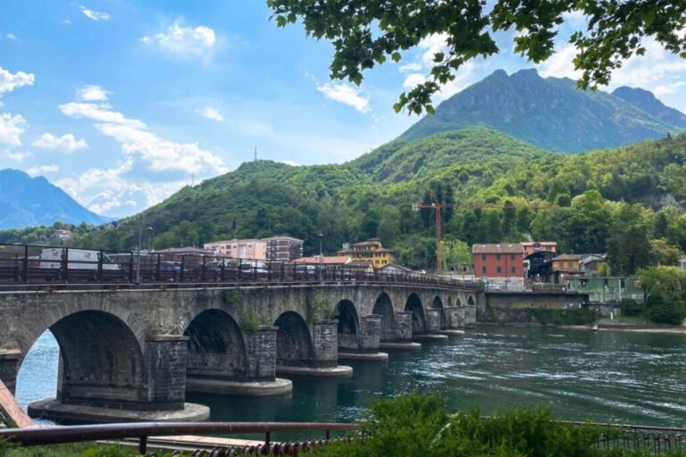 Dalla cattedrale fatta di alberi ai ponti sospesi: l'angolo di Lombardia che sembra Tolkien