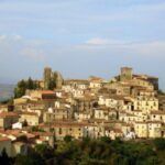 Vista panoramica del borgo delle 12 chiese in Basilicata, simbolo di tradizione e cultura locale.