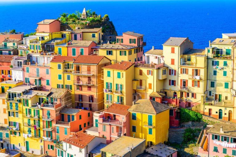 Il borgo delle case colorate che ricorda Burano ma è in Liguria