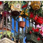 Borgo italiano con case decorate da balconi fioriti, vincitore di un premio europeo.