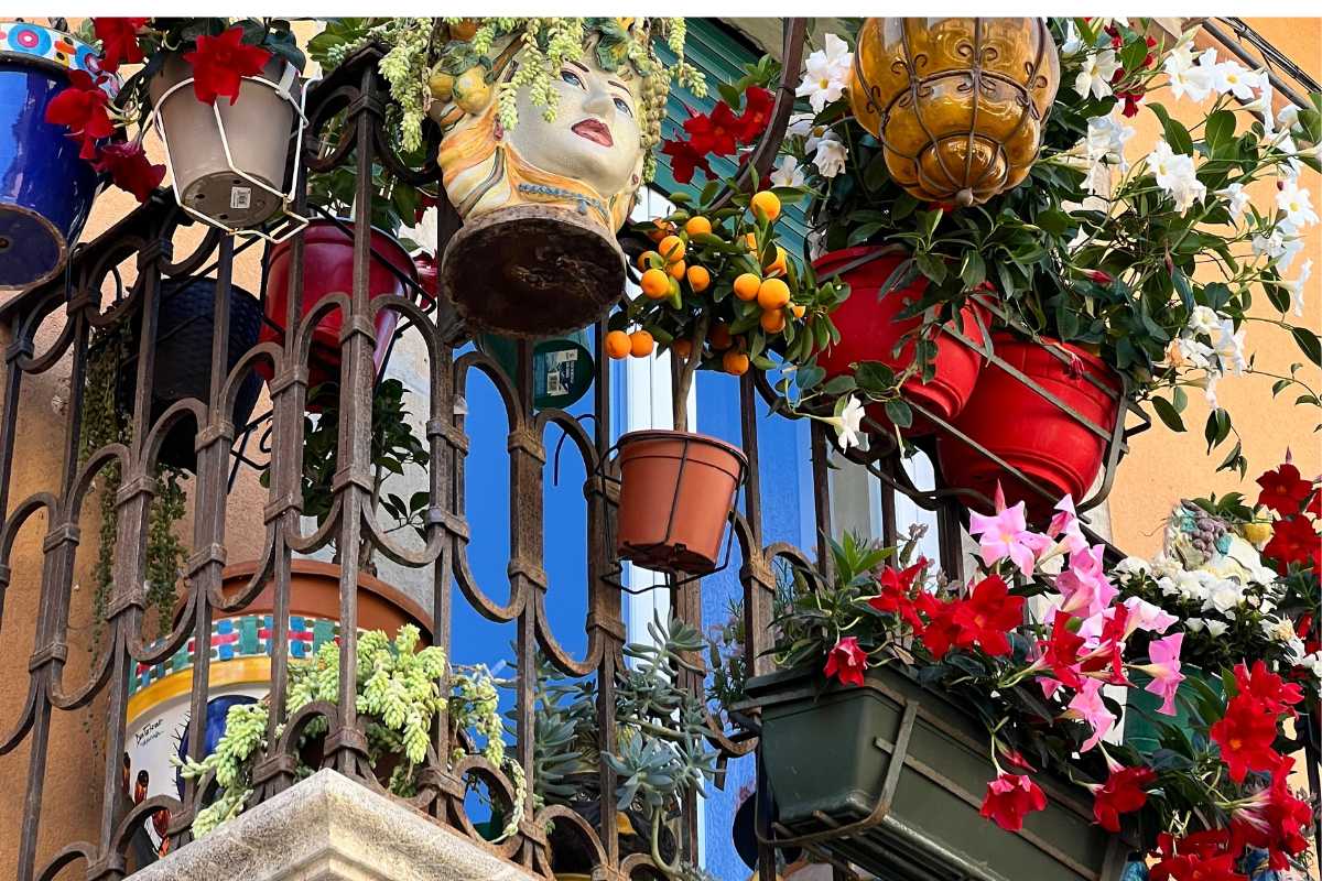 Borgo italiano con case decorate da balconi fioriti, vincitore di un premio europeo.