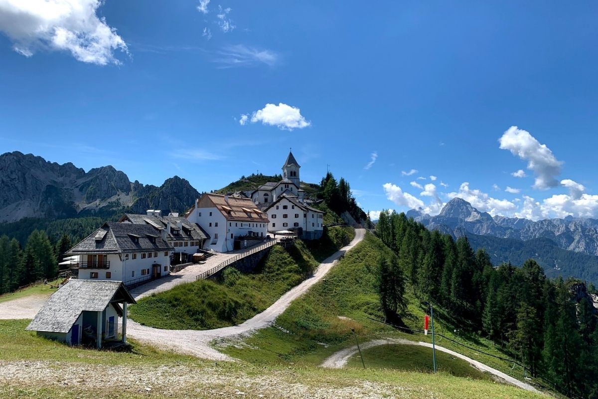 Vista panoramica del borgo italiano più alto d'Europa, immerso tra le montagne a oltre 2000 metri.