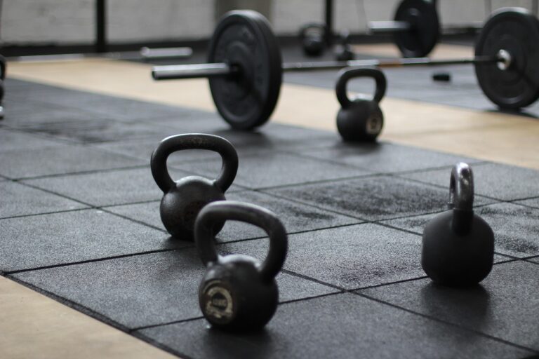 Il metodo 21-15-9 reso famoso dal CrossFit: come adattarlo a casa con kettlebell e tappetino