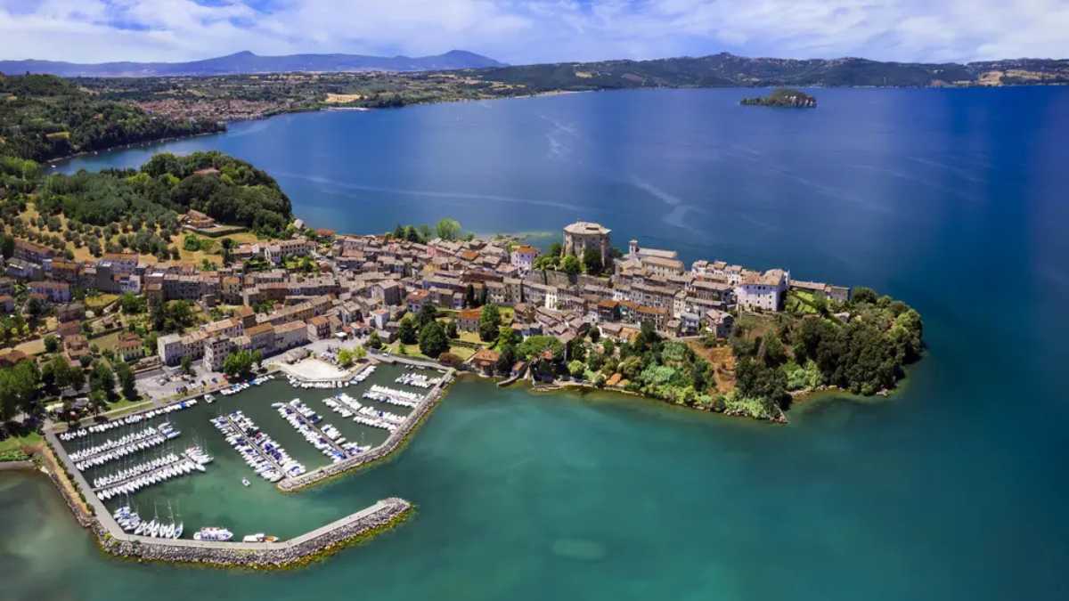 Vista del villaggio sommerso che riemerge dal lago durante un evento straordinario in Italia.