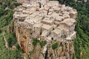In Sicilia c'è il borgo invisibile dove le case sono state scavate nella roccia
