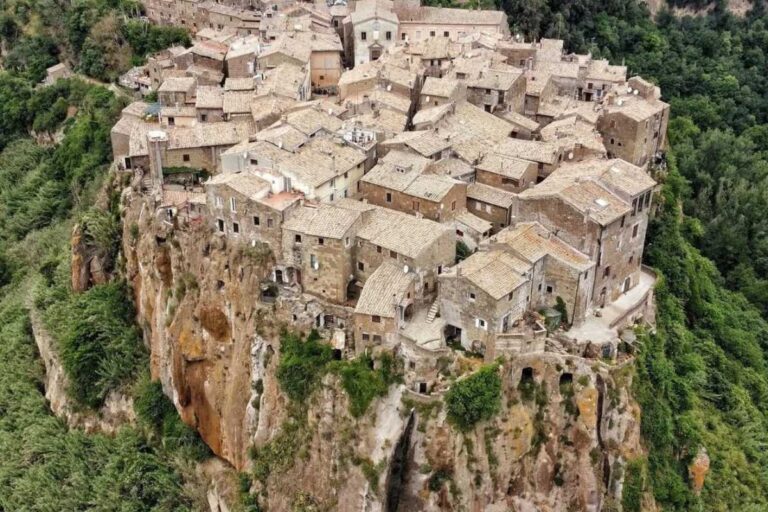 In Sicilia c'è il borgo invisibile dove le case sono state scavate nella roccia