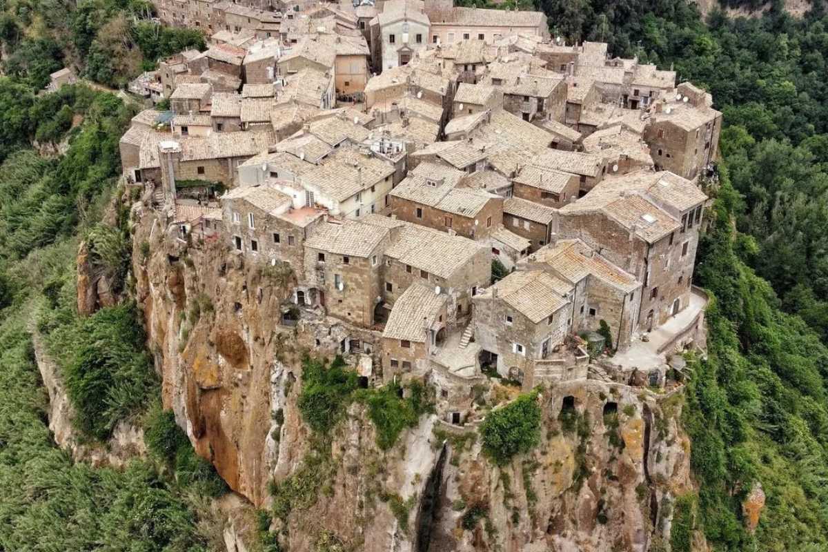 Borgo invisibile in Sicilia con case scolpite nella roccia, immerso nella natura e nella storia.