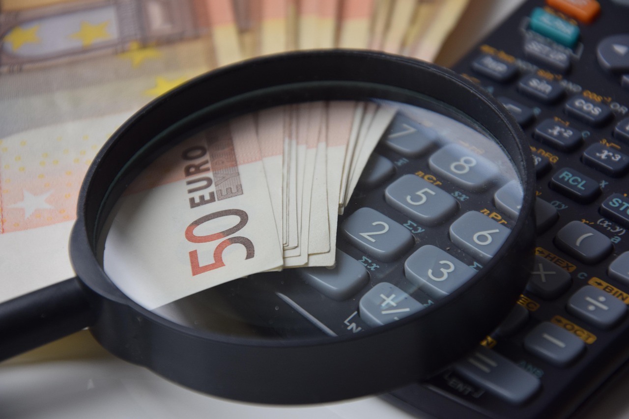 Immagine che illustra i movimenti bancari e l'analisi da parte delle istituzioni finanziarie.