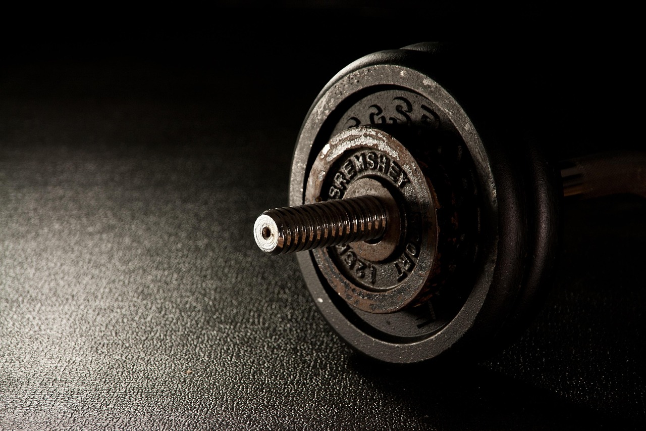 Allenamento 3-2-1: combinazione di forza, pilates e cardio in palestra.