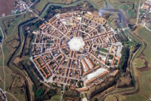 Sembra disegnato con squadra e compasso: il borgo medievale lombardo con un castello a stella