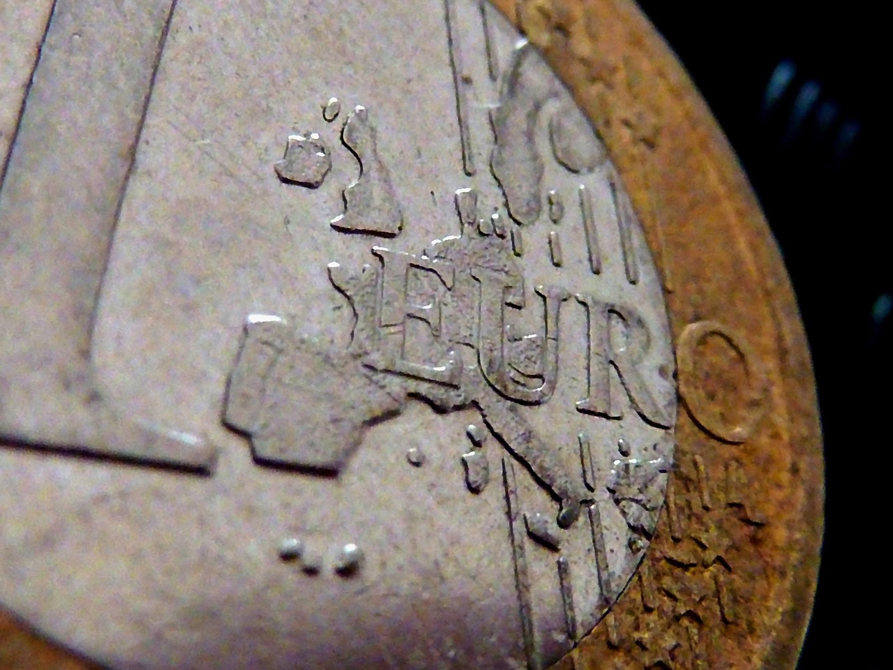 Moneta in euro con scritta rara, simbolo di valore collezionistico e opportunità di investimento.